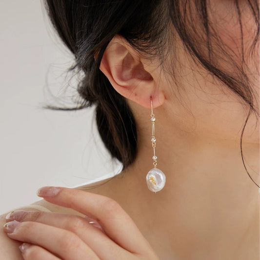 Boucles d'oreilles en baroque d'eau douce naturelles faites à la main en feuille d'or, plaquées or 14k, design unique pour femmes, longues et amincissantes