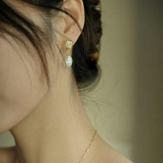 Boucles d'oreilles élégantes rétro en perles naturelles irrégulières de style baroque avec aiguille en argent, simples et polyvalentes, décontractées et à la mode