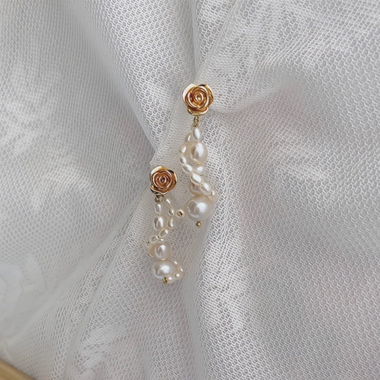 Boucles d'oreilles en perles baroques naturelles en argent de Rose Manor, style rétro portuaire, accessoires irréguliers à la Audrey Hepburn