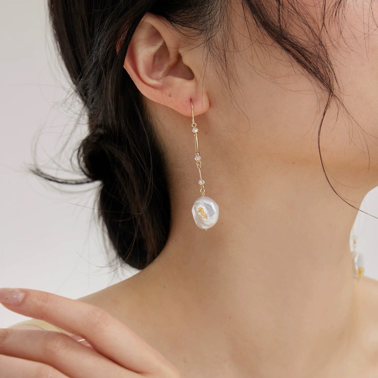 Boucles d'oreilles en baroque d'eau douce naturelles faites à la main en feuille d'or, plaquées or 14k, design unique pour femmes, longues et amincissantes
