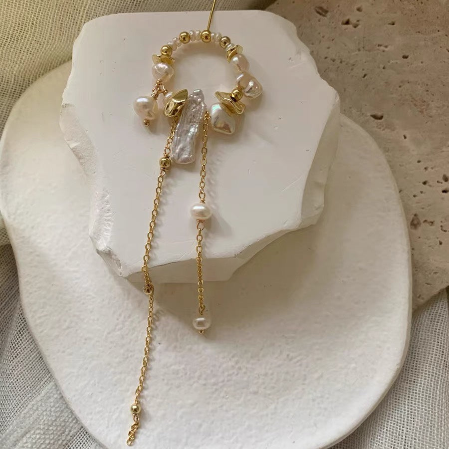 Robe de style féerique en perles baroques naturelles avec des boucles d'oreilles et des épingles en argent, à franges, pour une touche unique dans la galaxie.