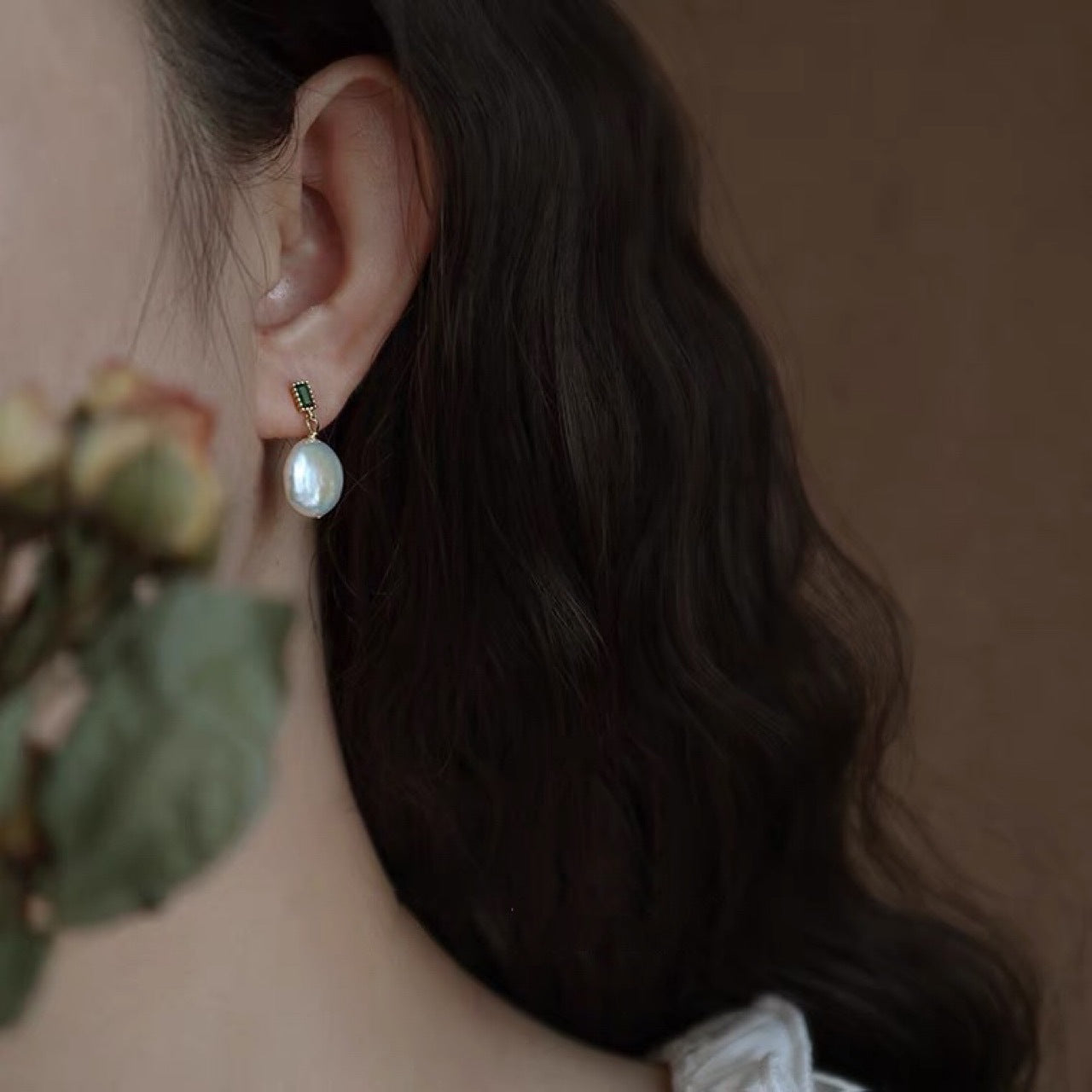Boucles d'oreilles en perles d'eau douce baroques naturelles pour femmes, accessoires d'été, design gris, clous d'oreilles en forme de disque rond atypique