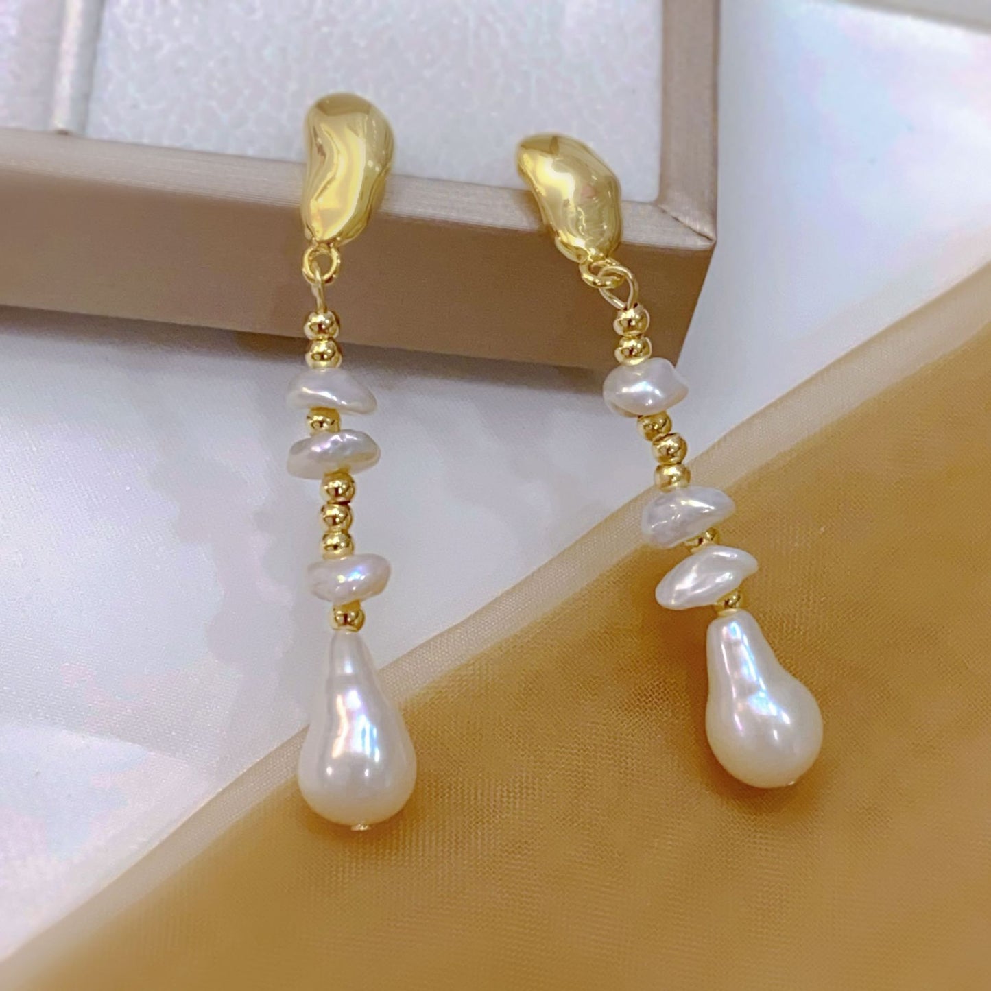 Boucles d'oreilles en perles baroques goutte d'eau en pétales de fleurs en lin naturel, élégantes et vintage avec aiguille en argent