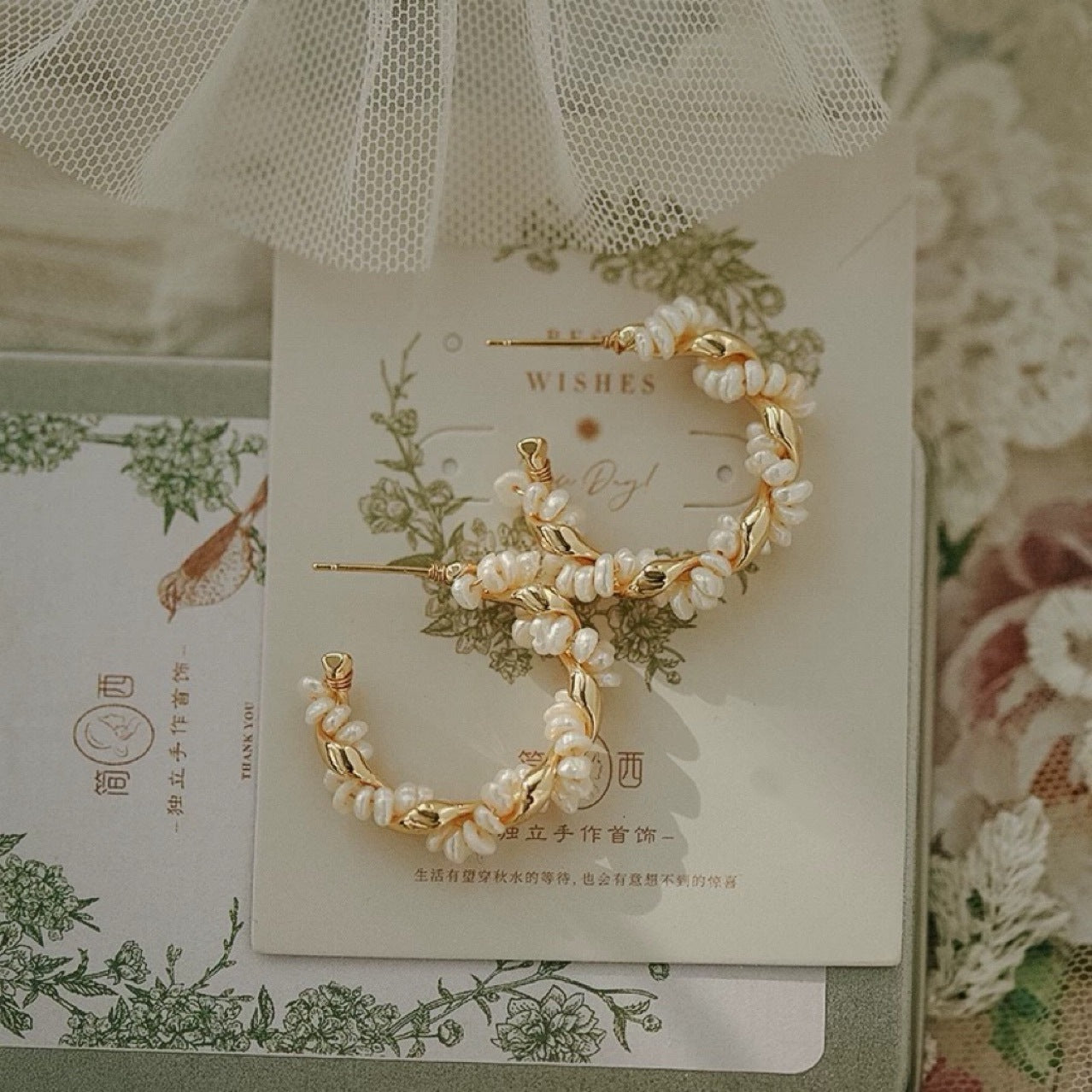 Boucles d'oreilles créoles femme perles de culture naturelles luxe léger élégance visage rond carré style français petite marque doré grand C accessoires