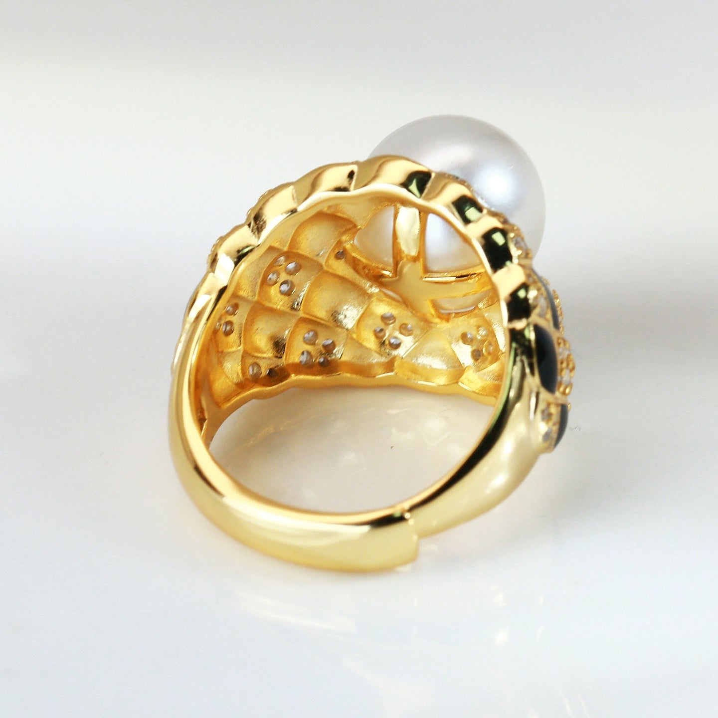 Bague SuMang New Light Luxury en perle texturée, ornée d'une perle d'eau douce naturelle en argent sterling 925 de 10 à 11 mm.