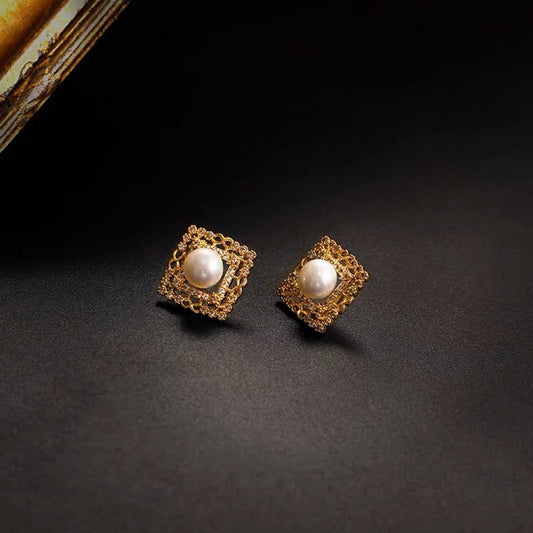 Boucles d'oreilles en perles de culture naturelles avec des clous en argent, en dentelle ajourée de style rococo vintage en forme de losange pour femmes