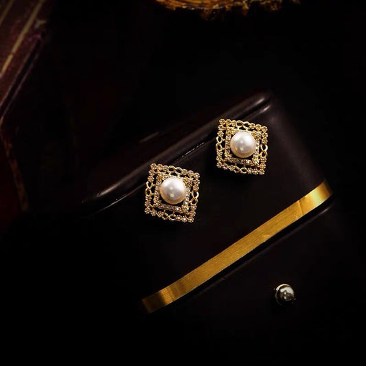 Boucles d'oreilles en perles de culture naturelles avec des clous en argent, en dentelle ajourée de style rococo vintage en forme de losange pour femmes