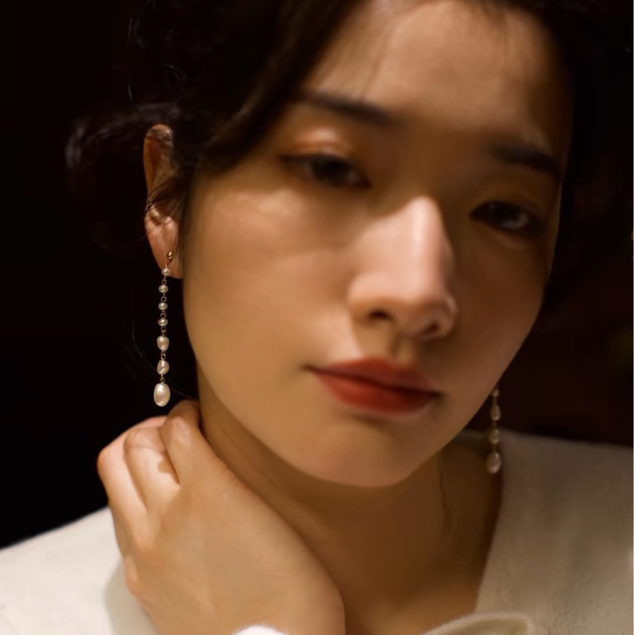Boucles d'oreilles longues en perles d'eau douce naturelles de la série Élégance légère, élégantes et à la mode