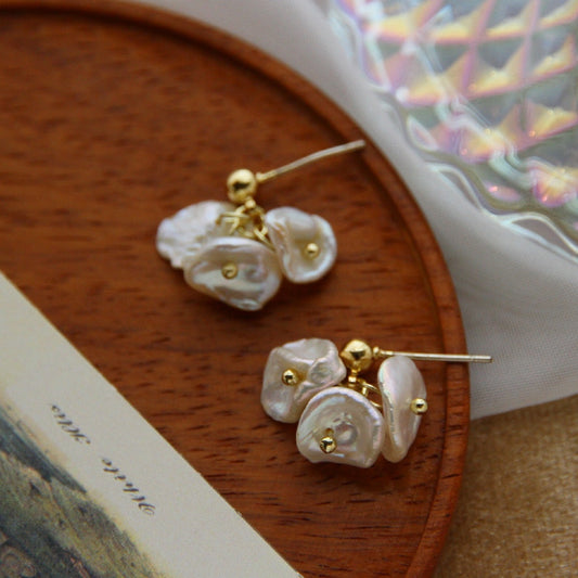Boucles d'oreilles en perles naturelles avec des pétales de fleurs, design asymétrique, style français minimaliste, élégant et féminin, aiguille en argent, gris haut de gamme, tendance