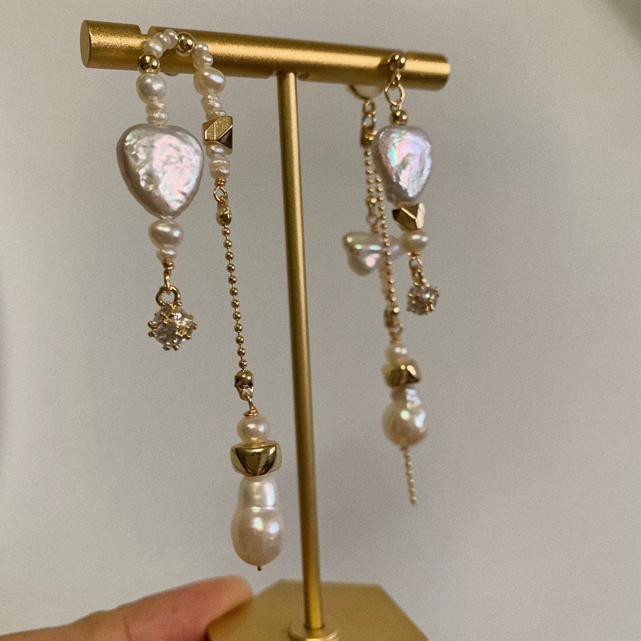 Boucles d'oreilles en perles naturelles baroques asymétriques avec un design froid et peu commun, à franges, avec aiguille en argent
