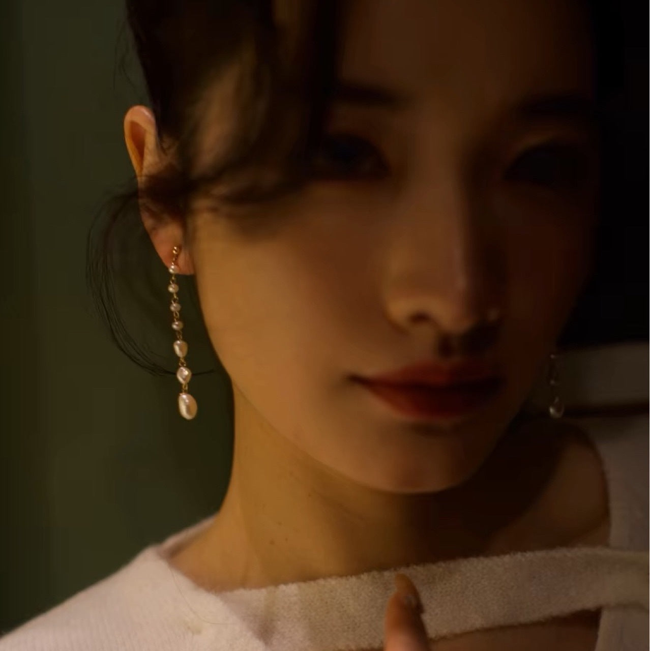 Boucles d'oreilles longues en perles d'eau douce naturelles de la série Élégance légère, élégantes et à la mode