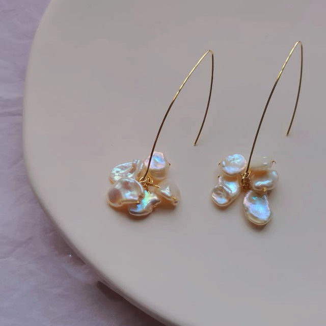 Boucles d'oreilles en perles de pétales de fleurs baroques naturelles, crochets longs, style français peu commun, boucles d'oreilles mi-longues et amincissantes