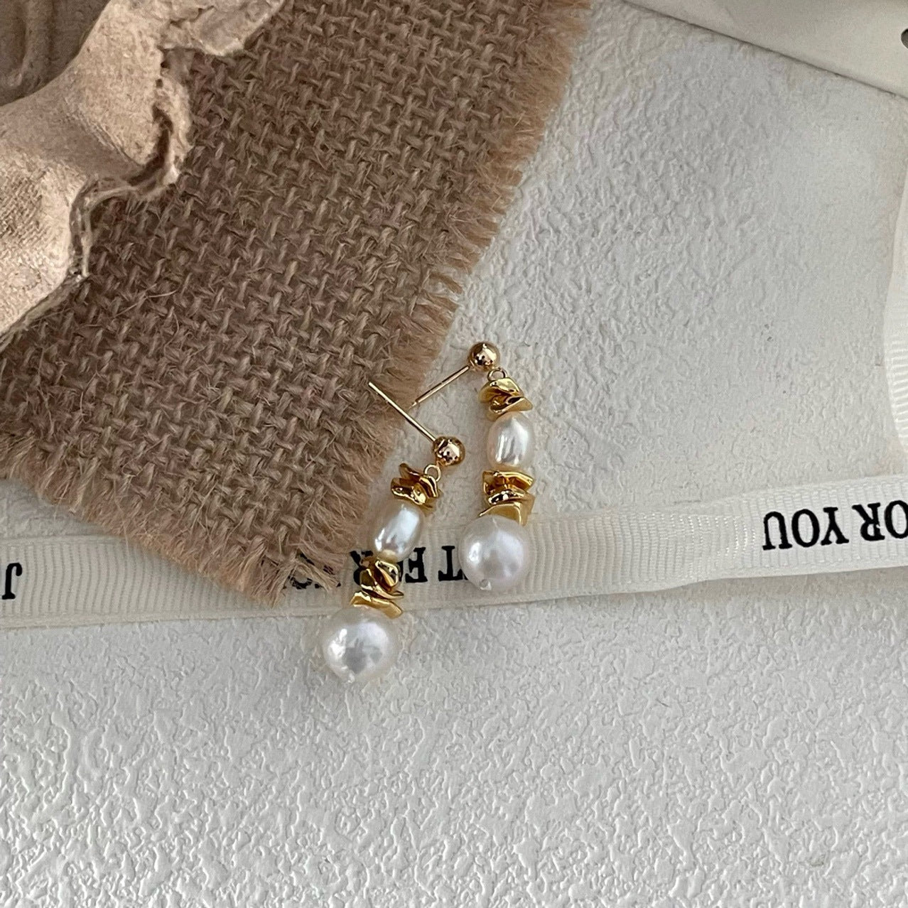 Boucles d'oreilles en perles naturelles pour femmes, style rétro français, artistique, haut de gamme, minimaliste, élégance, clous d'oreilles, nouvelle collection 2024, accessoires tendance