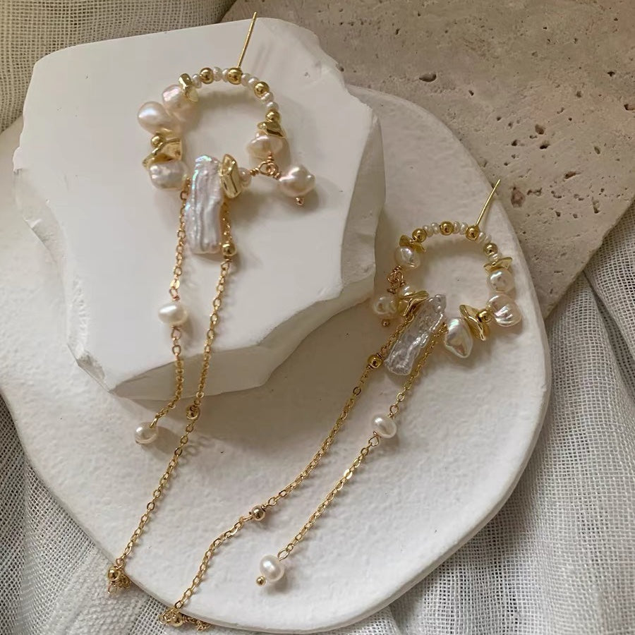 Robe de style féerique en perles baroques naturelles avec des boucles d'oreilles et des épingles en argent, à franges, pour une touche unique dans la galaxie.