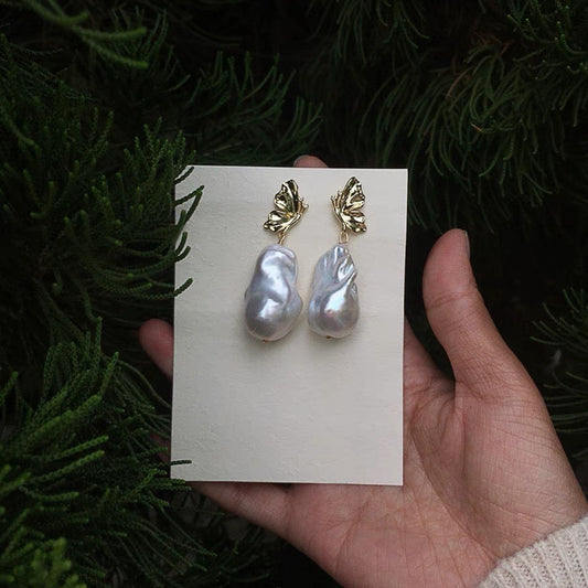 Boucles d'oreilles pendantes en perles naturelles irrégulières de style baroque avec une grande queue de poisson en forme de papillon naturel, aiguille en argent
