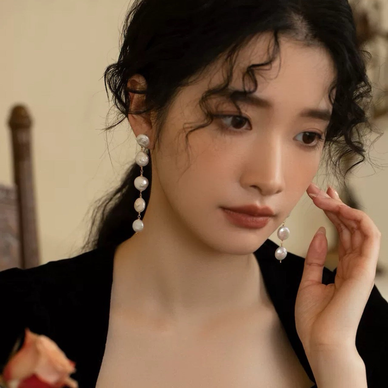 Boucles d'oreilles pendantes en perles baroques naturelles avec des boutons plats, élégantes et allongeantes