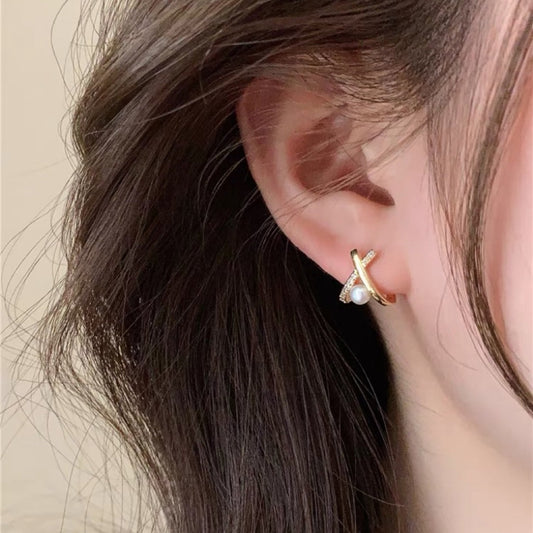 Boucles d'oreilles en perles d'eau douce naturelles croisées avec zirconium micro-incrusté, aiguille en argent s925, élégantes et polyvalentes, petites pour femmes