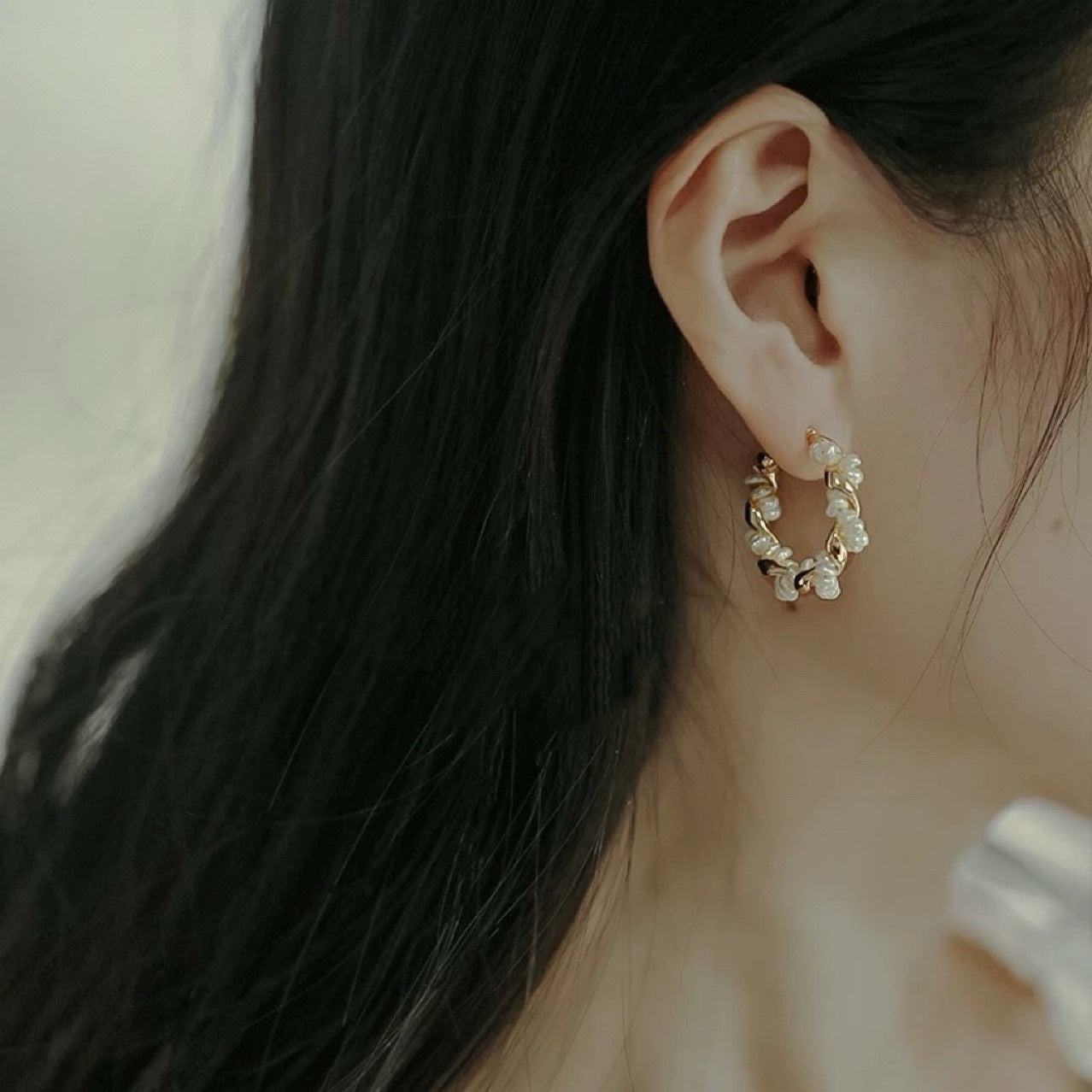 Boucles d'oreilles créoles femme perles de culture naturelles luxe léger élégance visage rond carré style français petite marque doré grand C accessoires