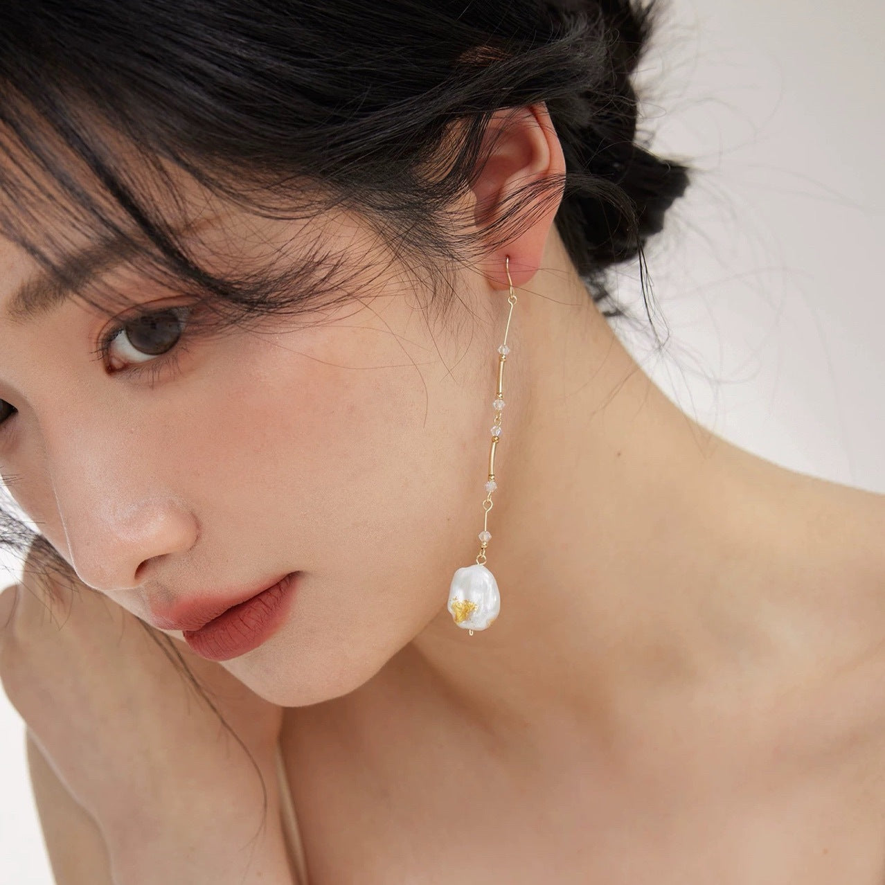 Boucles d'oreilles en baroque d'eau douce naturelles faites à la main en feuille d'or, plaquées or 14k, design unique pour femmes, longues et amincissantes