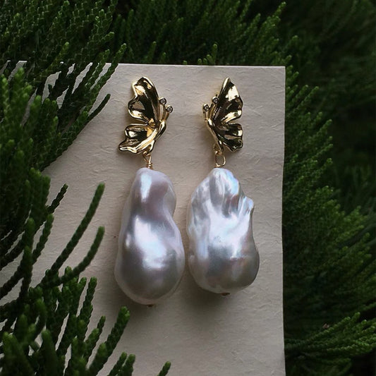Boucles d'oreilles pendantes en perles naturelles irrégulières de style baroque avec une grande queue de poisson en forme de papillon naturel, aiguille en argent