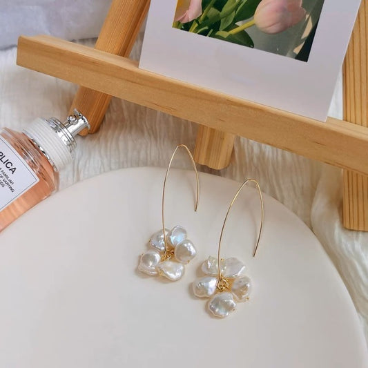 Boucles d'oreilles en perles de pétales de fleurs baroques naturelles, crochets longs, style français peu commun, boucles d'oreilles mi-longues et amincissantes