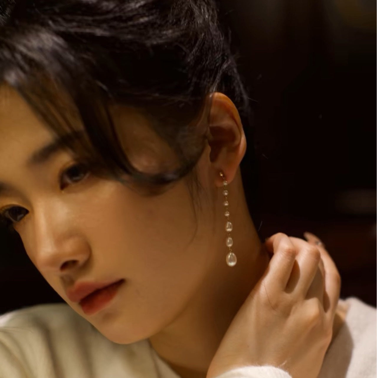 Boucles d'oreilles longues en perles d'eau douce naturelles de la série Élégance légère, élégantes et à la mode