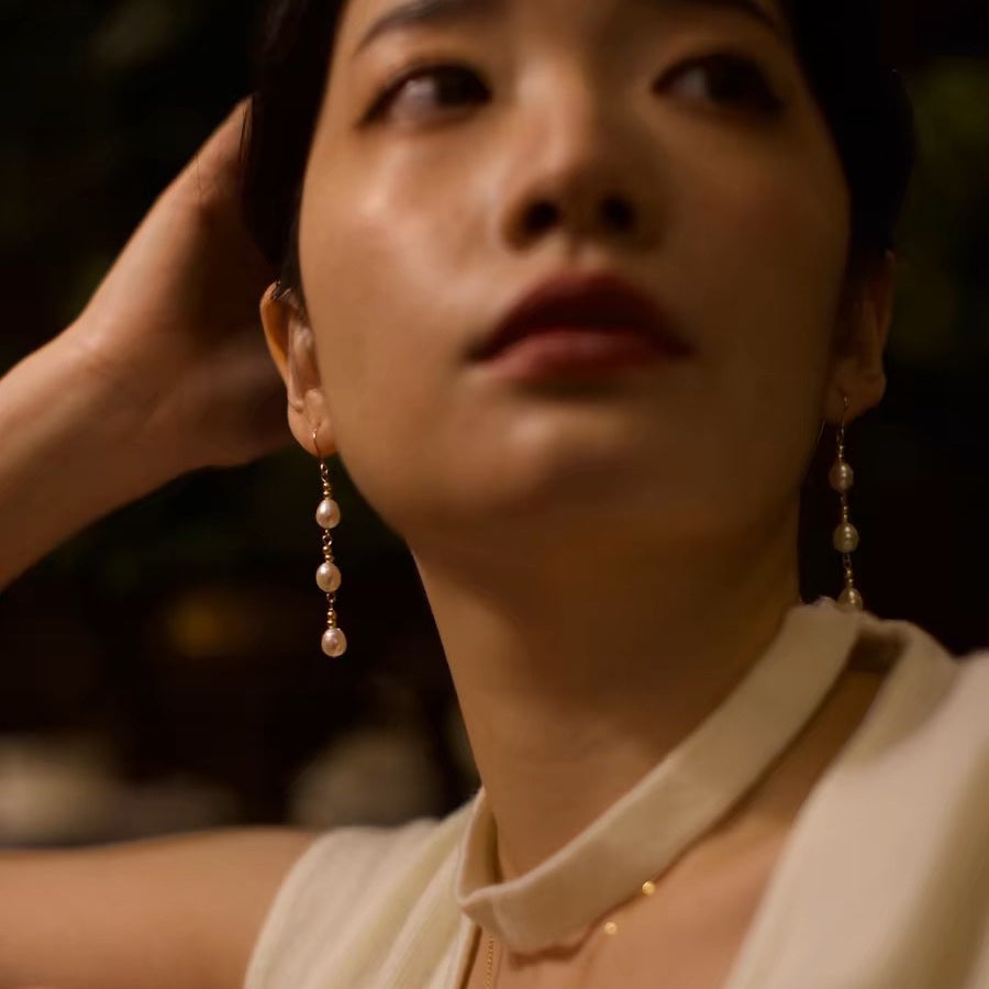 Boucles d'oreilles longues en perles naturelles avec une forte lumière, design unique et élégant, crochets d'oreilles raffinés