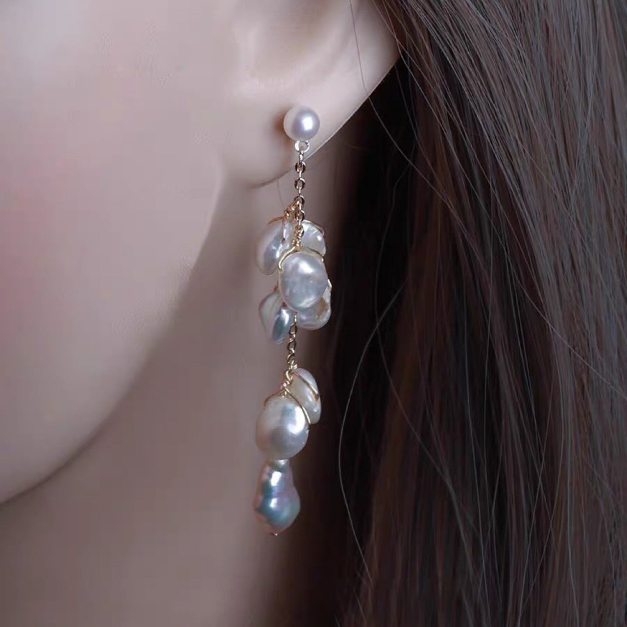 boucles d'oreilles longues en perles de culture d'eau douce en forme de pétales, design qui affine le visage, avec des franges en argent碎银子