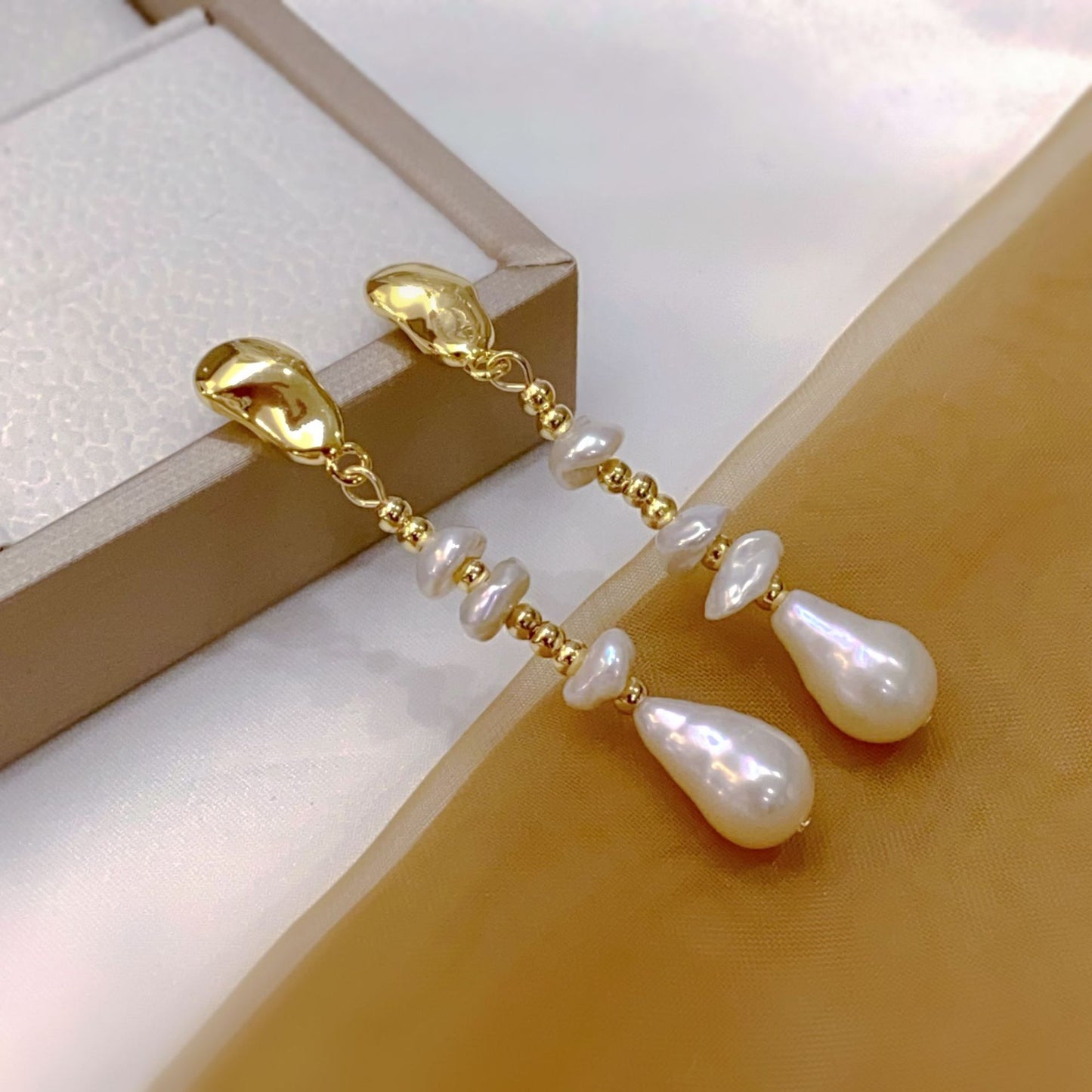Boucles d'oreilles en perles baroques goutte d'eau en pétales de fleurs en lin naturel, élégantes et vintage avec aiguille en argent
