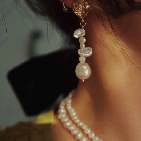 Boucles d'oreilles en perles baroques naturelles classiques françaises avec aiguille en argent, esthétique asymétrique, style décalé, populaire