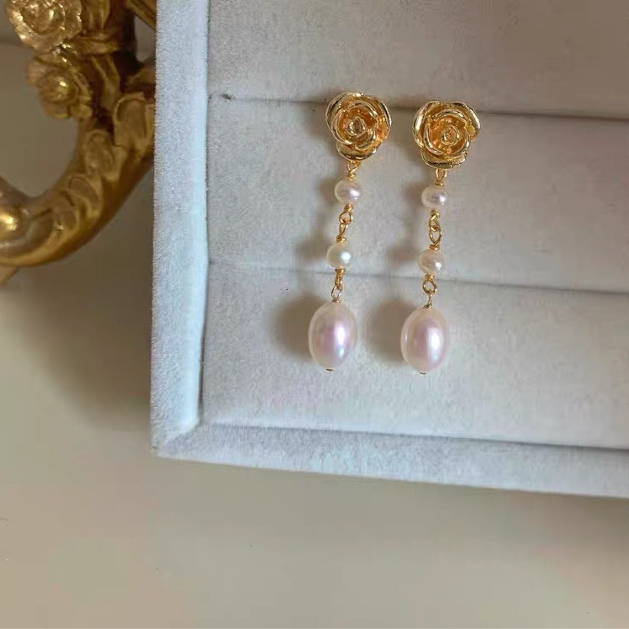 Boucles d'oreilles en perles naturelles à lumière forte en forme de rose 3D rétro, style minimaliste et froid, nouvelle collection 2022 en argent plaqué or