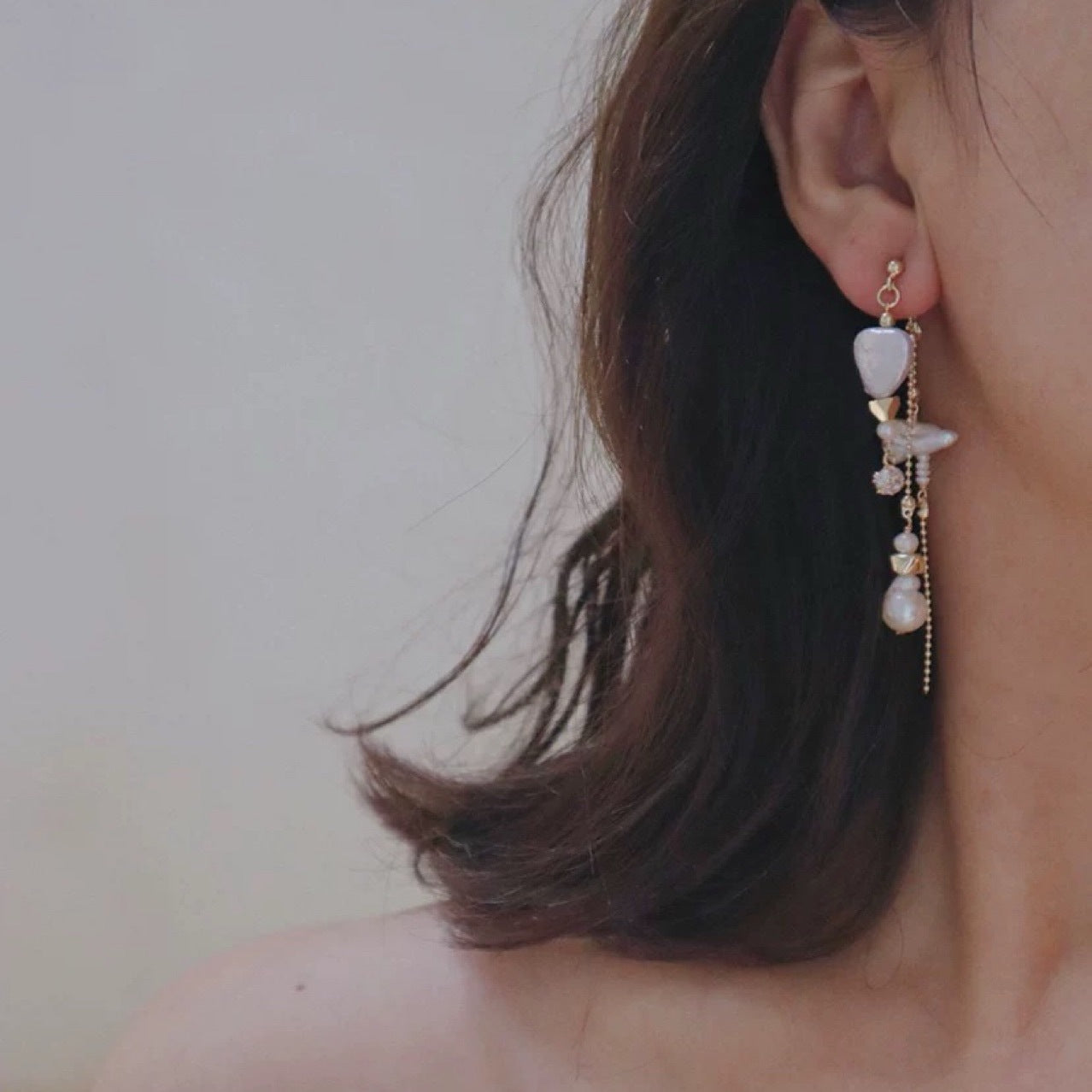 Boucles d'oreilles en perles naturelles baroques asymétriques avec un design froid et peu commun, à franges, avec aiguille en argent