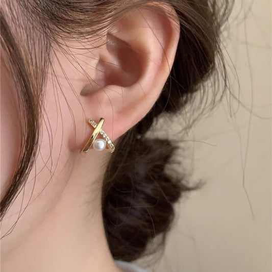 Boucles d'oreilles en perles d'eau douce naturelles croisées avec zirconium micro-incrusté, aiguille en argent s925, élégantes et polyvalentes, petites pour femmes