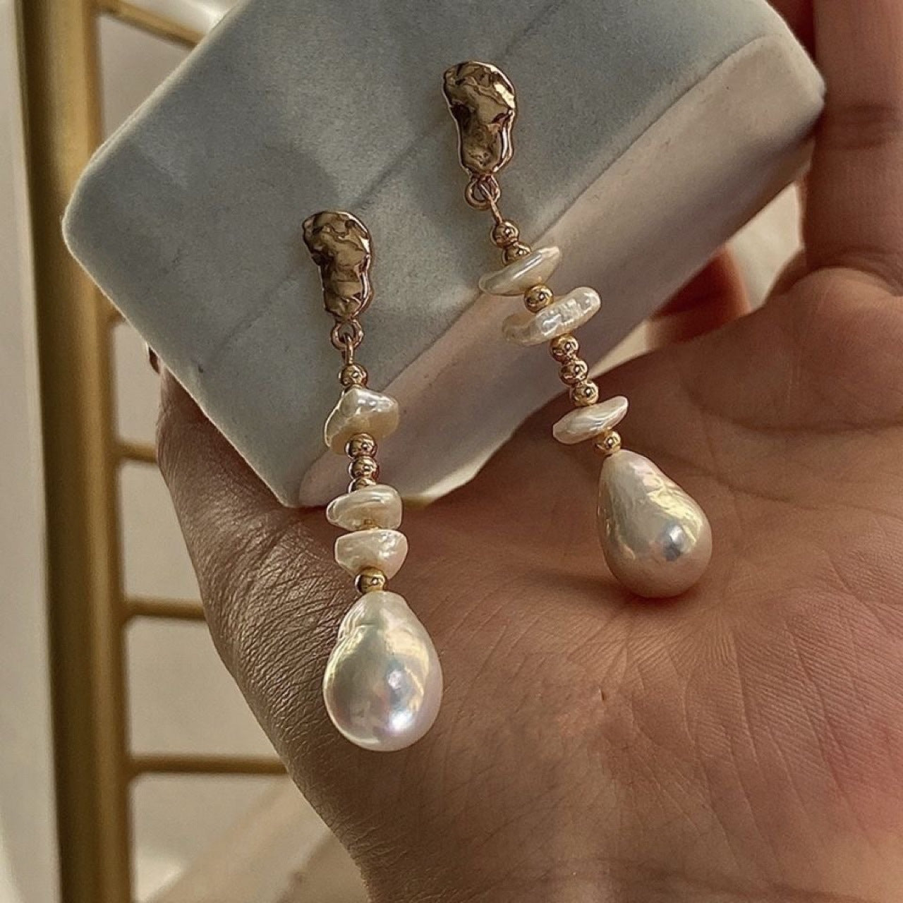 Boucles d'oreilles en perles baroques goutte d'eau en pétales de fleurs en lin naturel, élégantes et vintage avec aiguille en argent