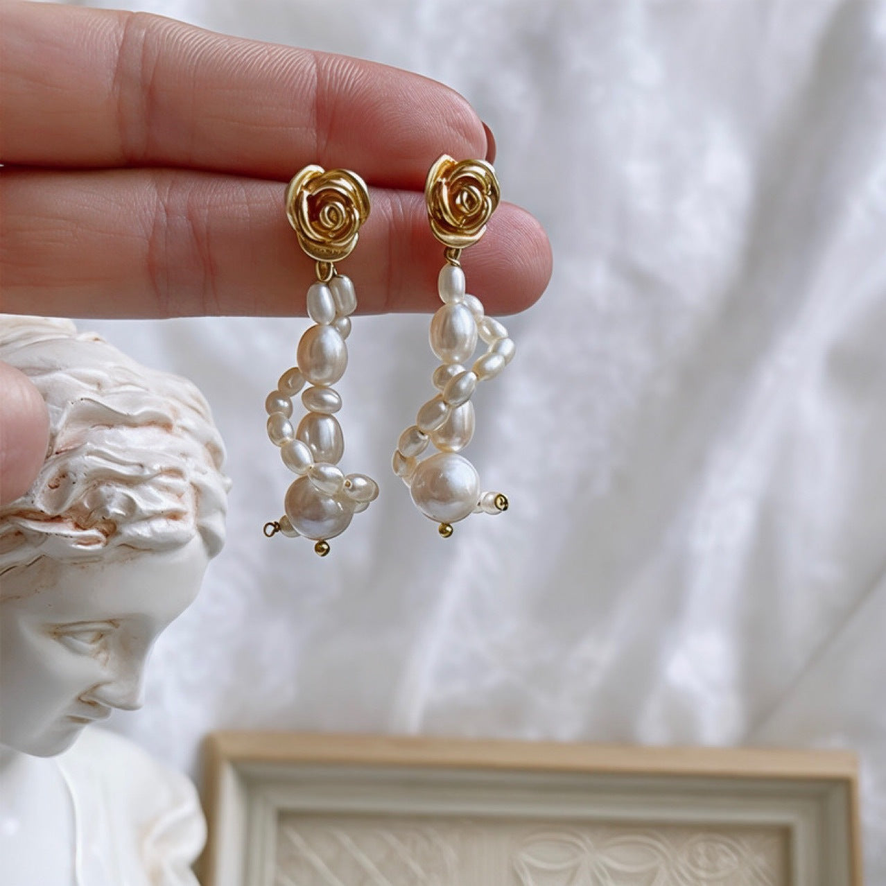 Boucles d'oreilles en perles baroques naturelles en argent de Rose Manor, style rétro portuaire, accessoires irréguliers à la Audrey Hepburn
