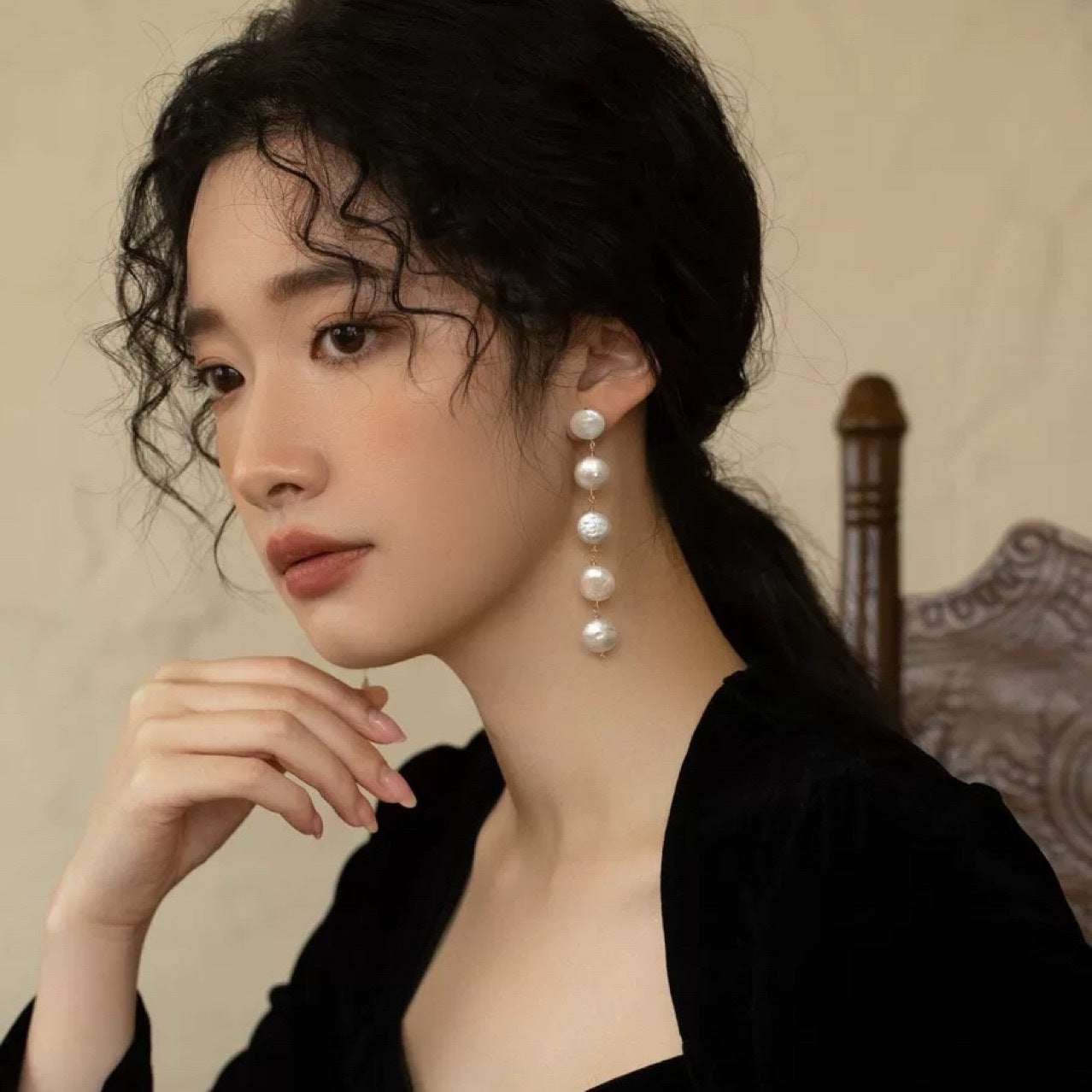 Boucles d'oreilles pendantes en perles baroques naturelles avec des boutons plats, élégantes et allongeantes