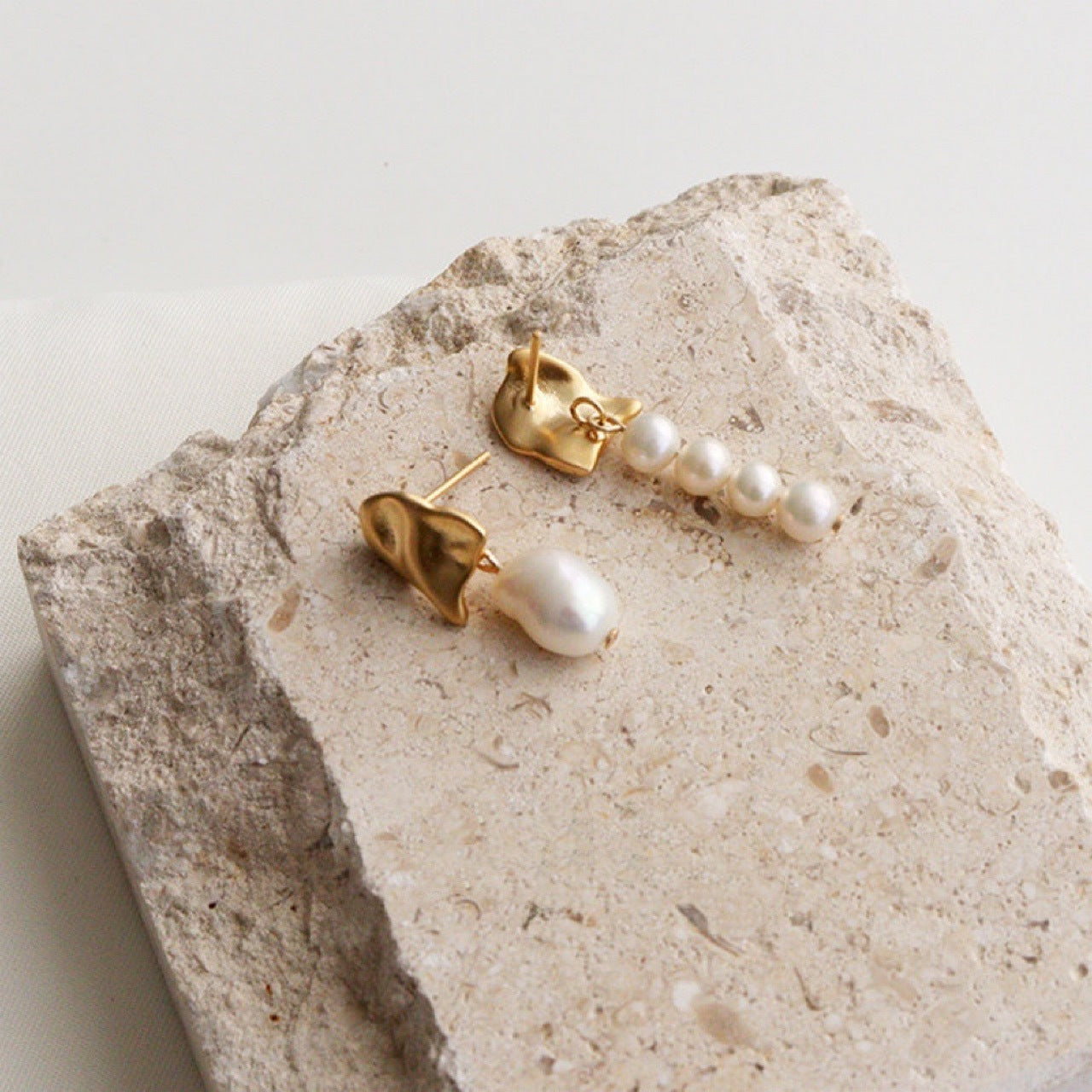 Boucles d'oreilles en perles de riz baroque irrégulières pour femmes, style français, douces, asymétriques, vintage, AB