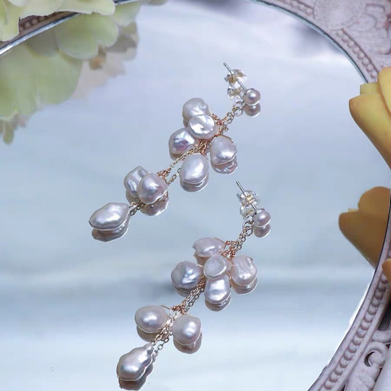 boucles d'oreilles longues en perles de culture d'eau douce en forme de pétales, design qui affine le visage, avec des franges en argent碎银子