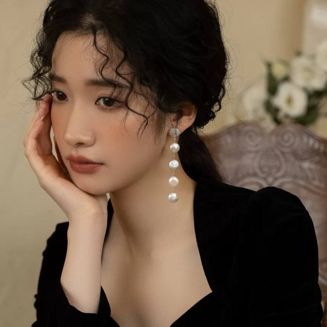 Boucles d'oreilles pendantes en perles baroques naturelles avec des boutons plats, élégantes et allongeantes