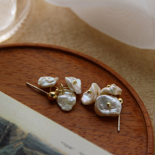 Boucles d'oreilles en perles naturelles avec des pétales de fleurs, design asymétrique, style français minimaliste, élégant et féminin, aiguille en argent, gris haut de gamme, tendance