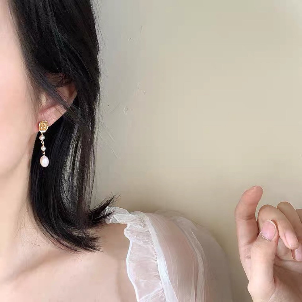 Boucles d'oreilles en perles naturelles à lumière forte en forme de rose 3D rétro, style minimaliste et froid, nouvelle collection 2022 en argent plaqué or