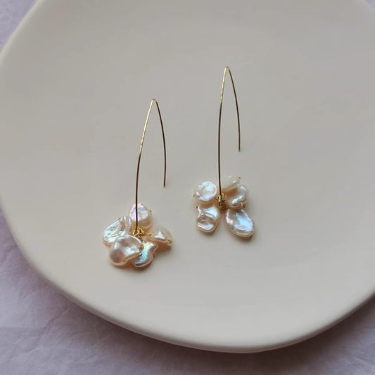 Boucles d'oreilles en perles de pétales de fleurs baroques naturelles, crochets longs, style français peu commun, boucles d'oreilles mi-longues et amincissantes