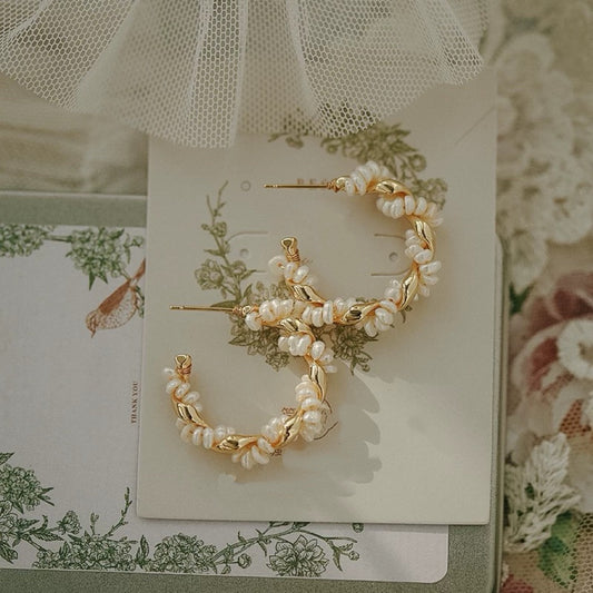 Boucles d'oreilles créoles femme perles de culture naturelles luxe léger élégance visage rond carré style français petite marque doré grand C accessoires