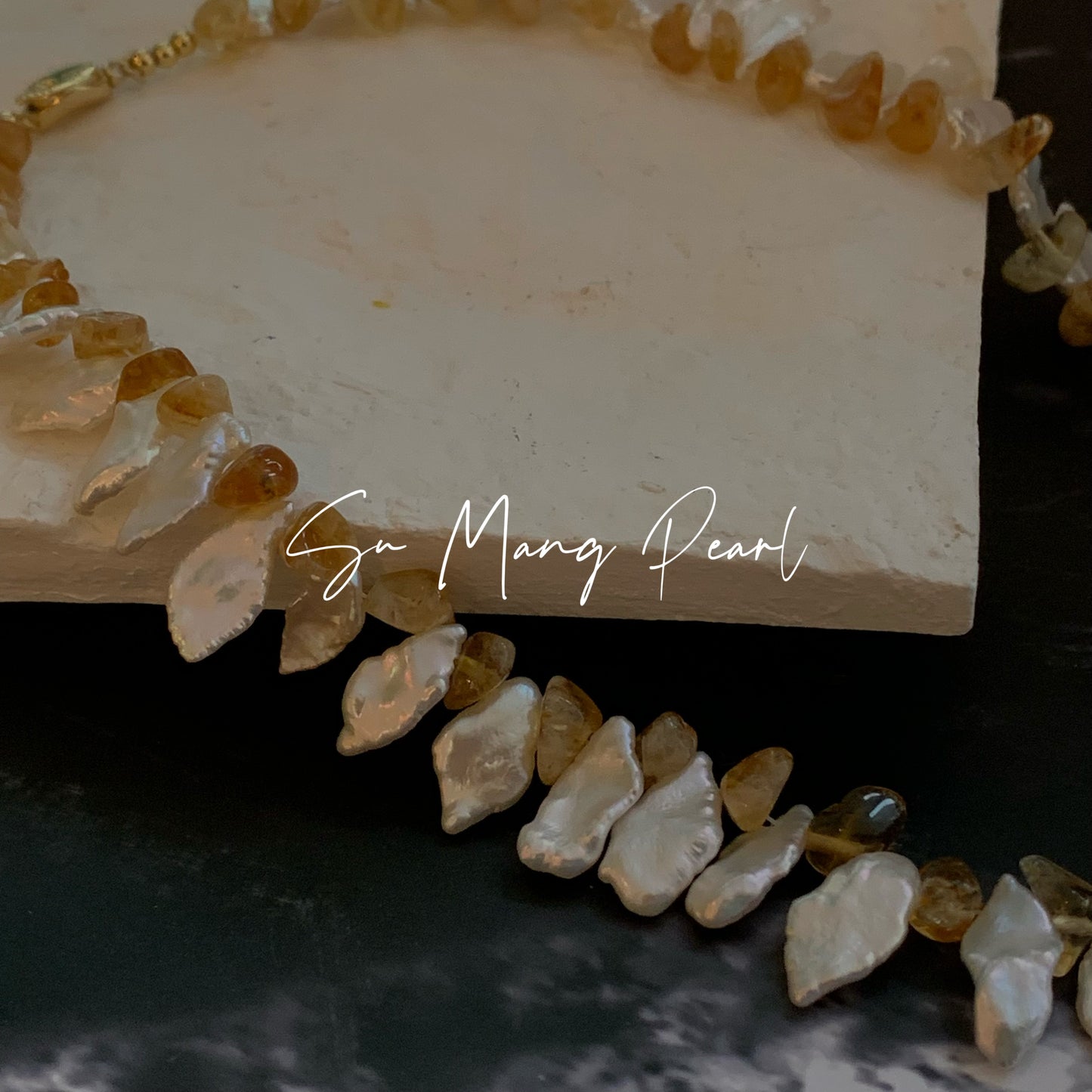 Collier de perles baroques mélangées et de citrine naturelle, serti sur un chaton irrégulier, accessoire haut de gamme pour les tenues d'automne et d'hiver 