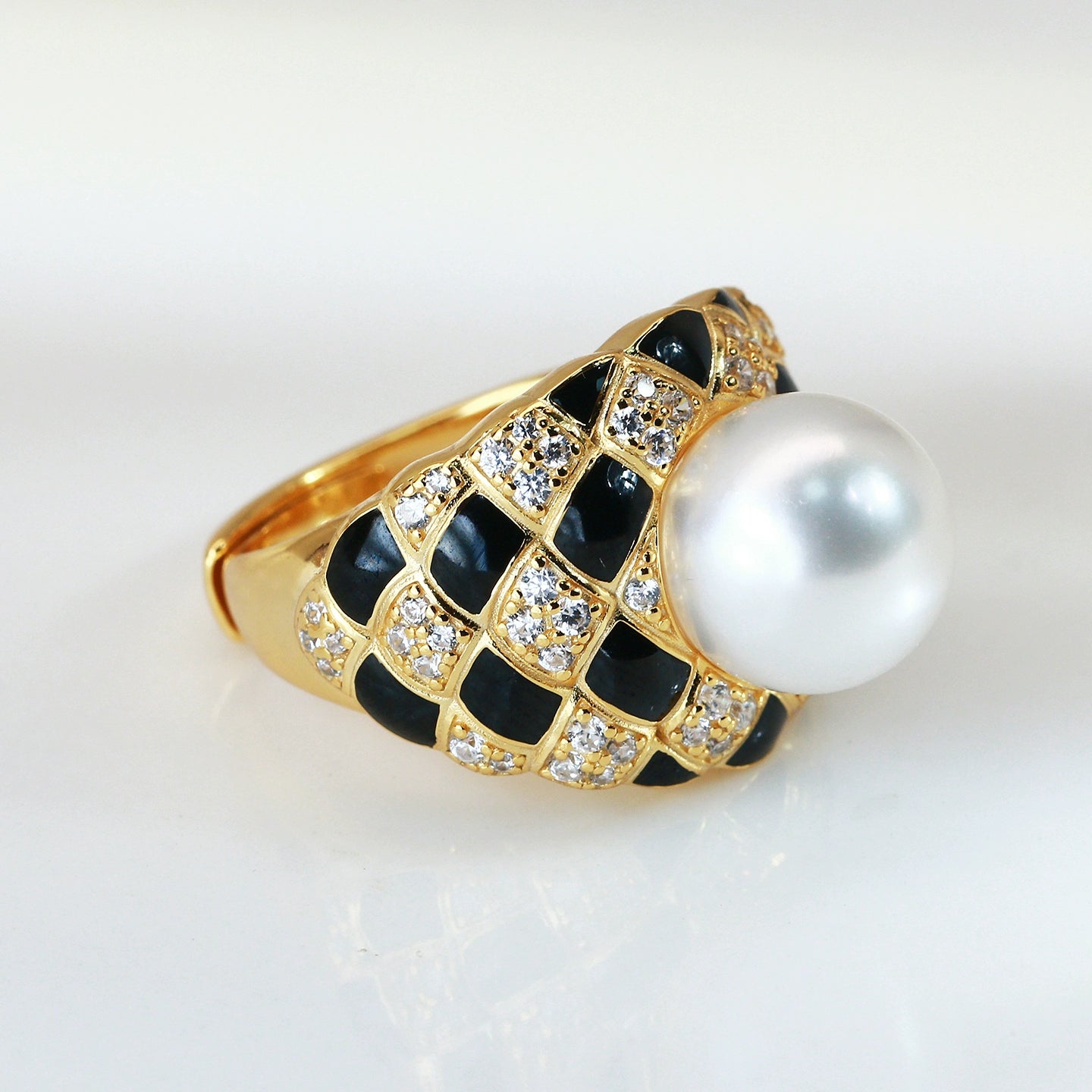 Bague SuMang New Light Luxury en perle texturée, ornée d'une perle d'eau douce naturelle en argent sterling 925 de 10 à 11 mm.