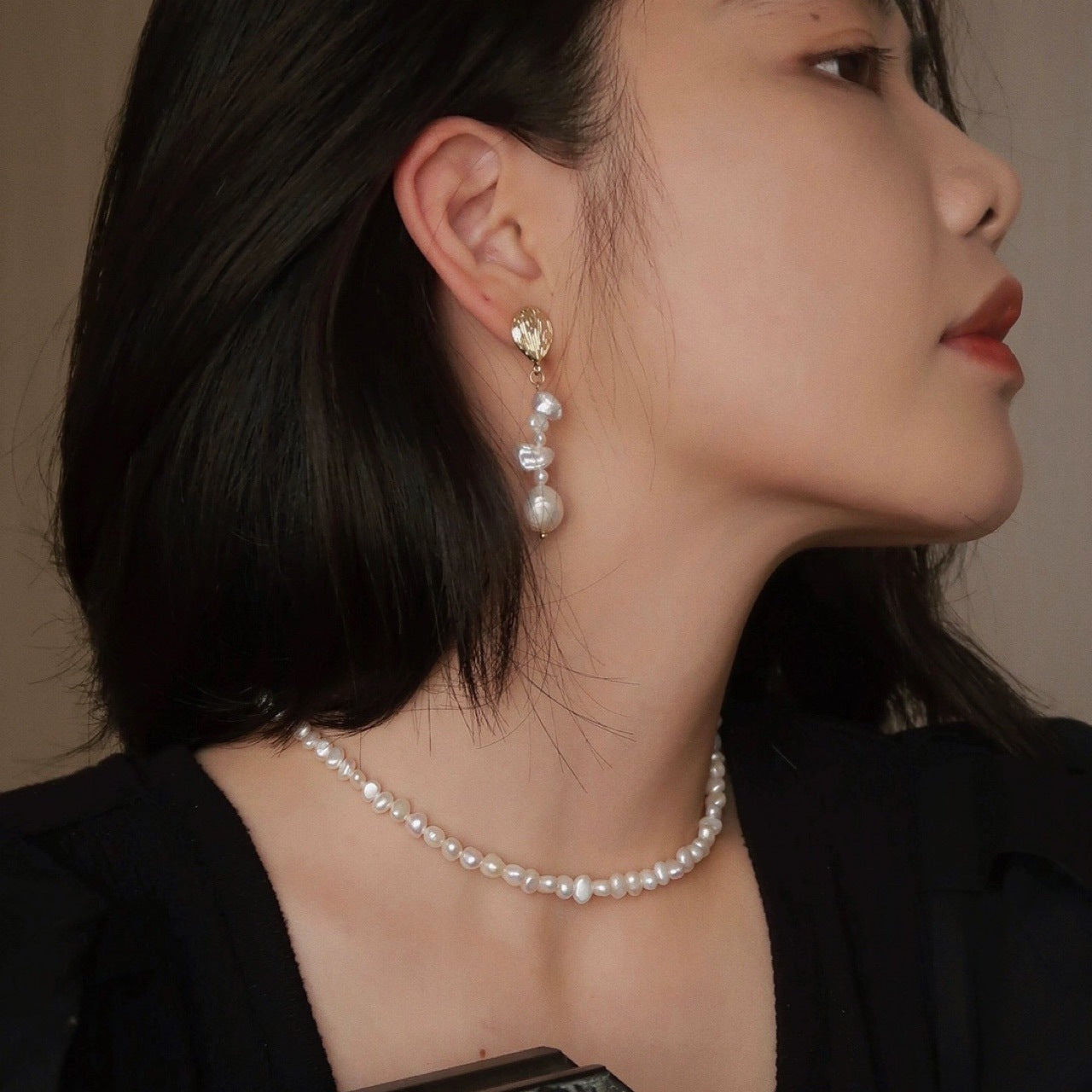 Boucles d'oreilles en perles baroques naturelles classiques françaises avec aiguille en argent, esthétique asymétrique, style décalé, populaire
