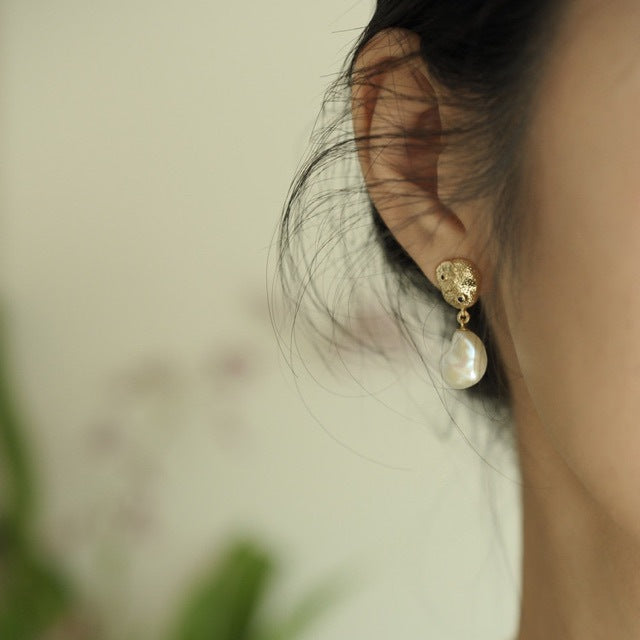 Boucles d'oreilles élégantes rétro en perles naturelles irrégulières de style baroque avec aiguille en argent, simples et polyvalentes, décontractées et à la mode
