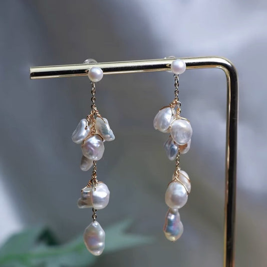 boucles d'oreilles longues en perles de culture d'eau douce en forme de pétales, design qui affine le visage, avec des franges en argent碎银子