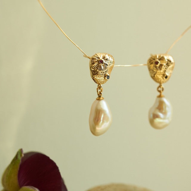 Boucles d'oreilles élégantes rétro en perles naturelles irrégulières de style baroque avec aiguille en argent, simples et polyvalentes, décontractées et à la mode