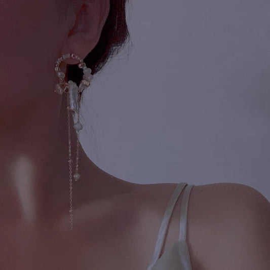 Robe de style féerique en perles baroques naturelles avec des boucles d'oreilles et des épingles en argent, à franges, pour une touche unique dans la galaxie.